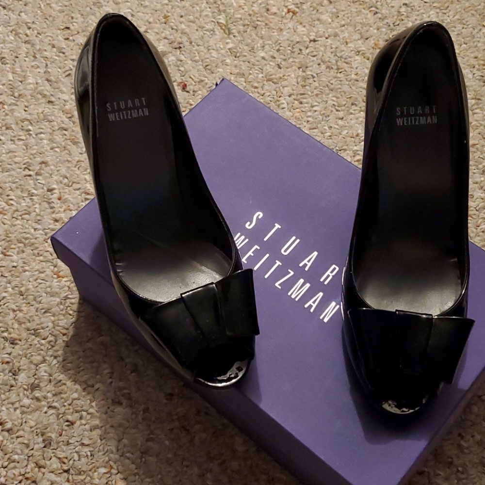 Stuart Weitzman now right black patent size 8